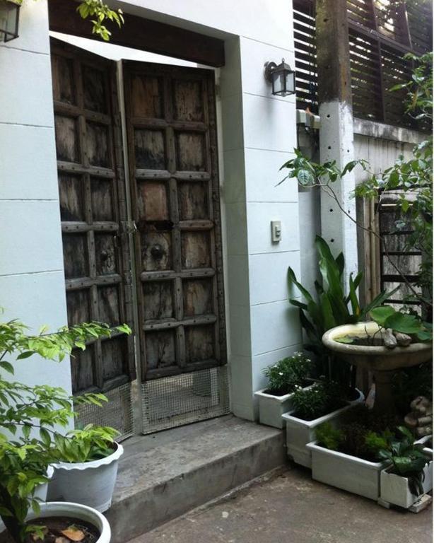 Littlest Guesthouse Bangkok Bagian luar foto